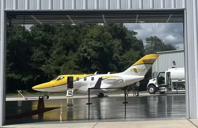 Vista del hangar de un Honda Jet listo para volar