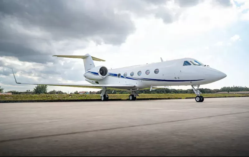 Another angle of a wonderful Gulsftream jet and blue sky