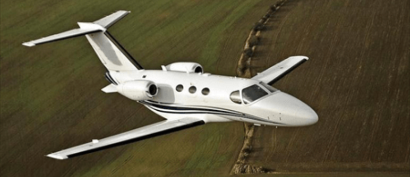 Very Light Jet Eclipse 500 crossing the skies