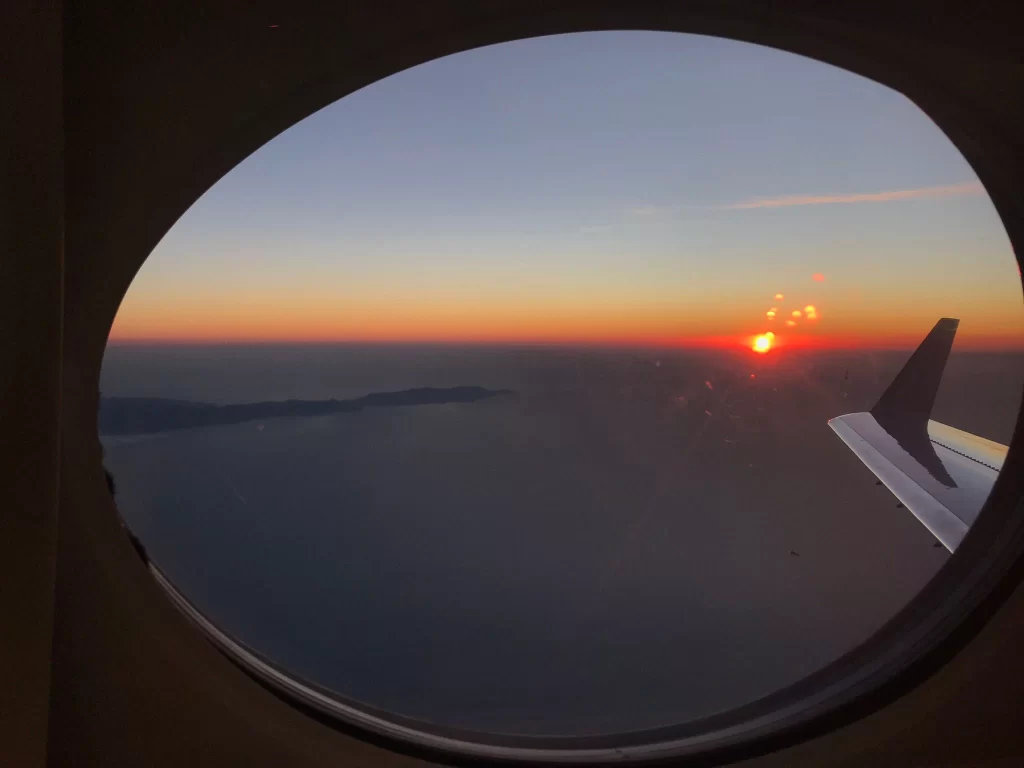 Brief history of why airplane windows are round