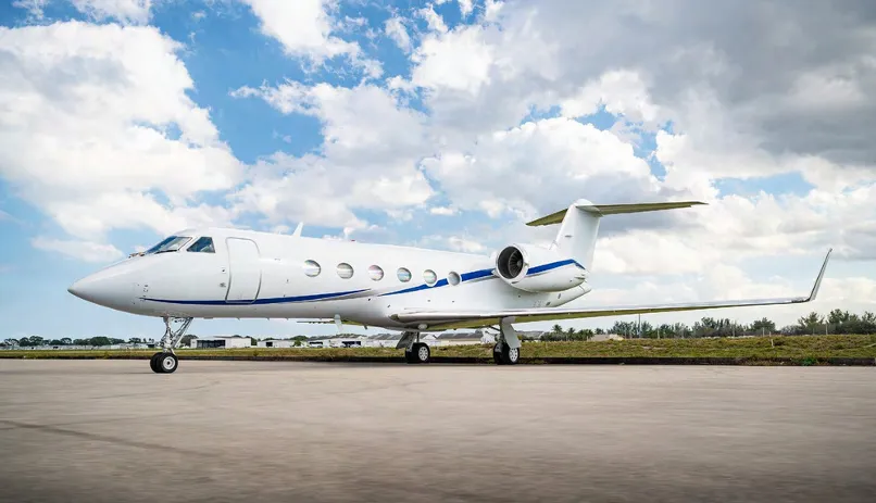 Side wiew Gulfstream IVSP with blue strips