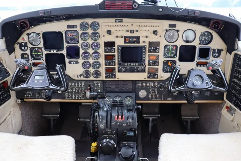 Modern cockpit Beechcraft Air King B200