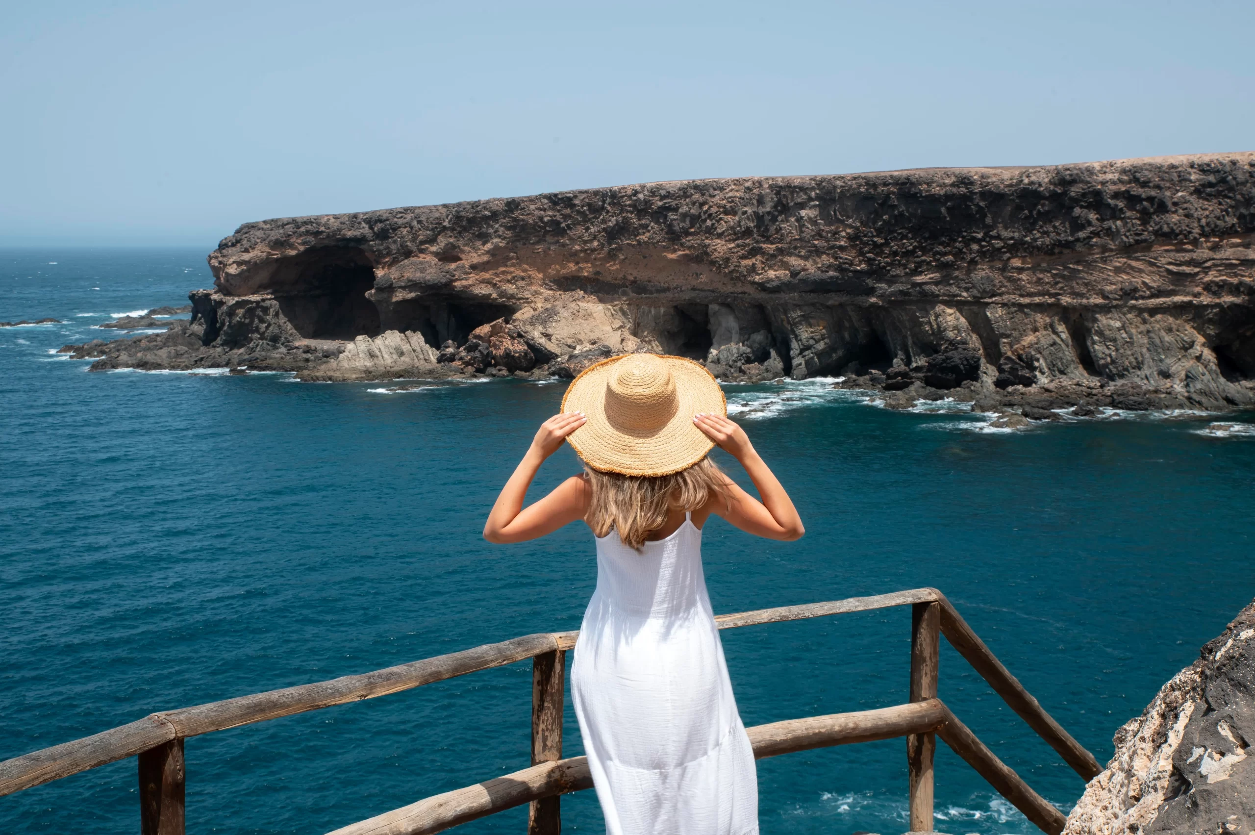 Woman in a front view to the ocean
