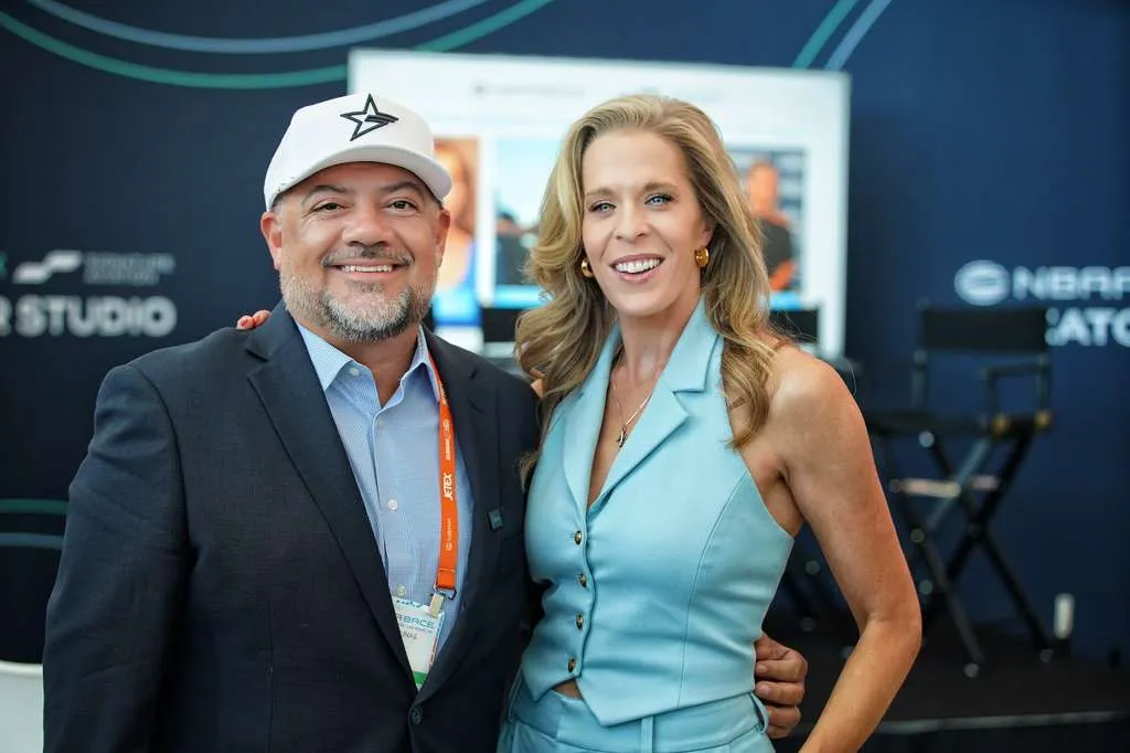 Javier Salinas and an influencer in the NBAA 2025