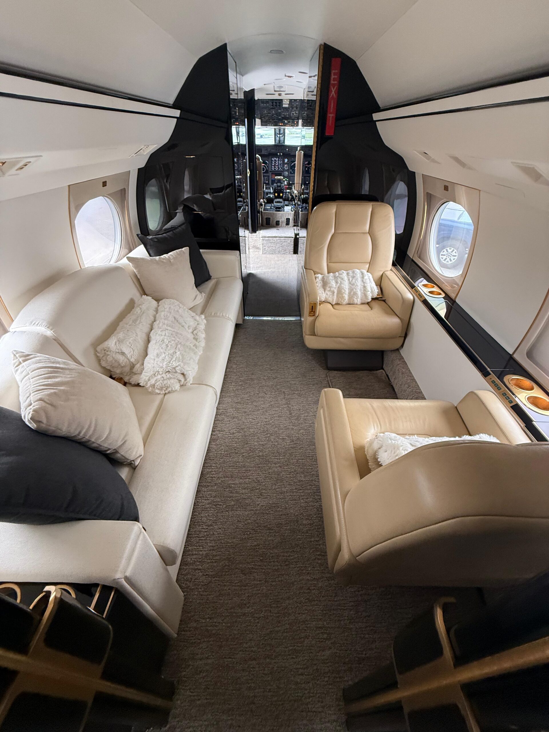 Gulfstream GIV Divan Area