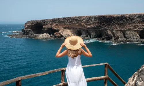 Woman in a front view to the ocean