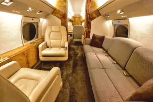 Layout with presidential chairs and sofa of a Gulfstream GIV