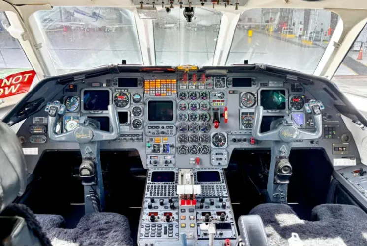Cockpit Falcon 900