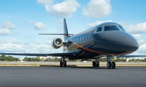 Side view Gulfstream 200 black